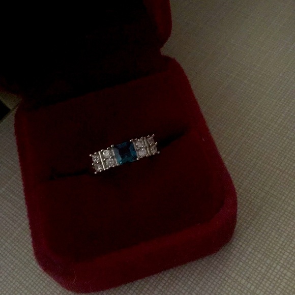 Classic designed Blue Topaz Ring - Picture 2 of 12